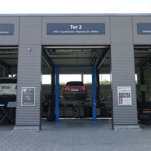 Die Werkstatthalle macht nicht nur von außen einiges her.(Bild:  Schreiner/»kfz-betrieb«)