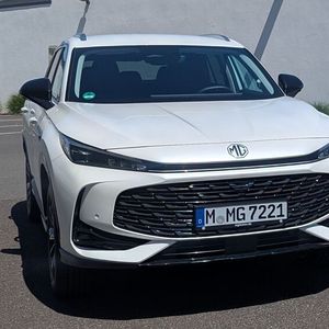 Das Frontdesign wird von einem markanten Kühlergrill und flachen, schlanken LED-Scheinwerfern geprägt. (Bild:  Simon – VCG)