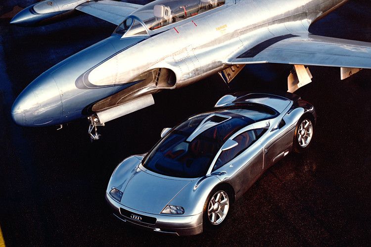 Das Auto war ausgestattet mit einem 6 Liter W12 Motor (mit drei Reihen von vier Zylindern) und fünf Ventilen pro Zylinder. Die Karosserie war aus unlackiertem Aluminium. Die geschätzte Höchstgeschwindigkeit lag bei 211 mph und 0-60 bei unglaublichen 2.9 Sekunden. (Foto: Audi)