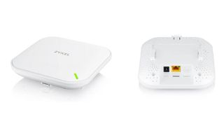 Der WiFi-6-Access-Point NWA50AX von Zyxel ist nur 140 Millimeter breit, 140 Millimeter tief und 37,5 Millimeter hoch. Deshalb eignet er sich auch für sehr kleine Arbeitsplätze. (Zyxel)