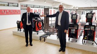 Yaskawa und Lorch Schweißtechnik – hier vertreten durch (v.l.) Otwin Kleinschmidt, Division Manager Yaskawa Deutschland, und Wolfgang Grüb, geschäftsführender Gesellschafter der Lorch Schweißtechnik – kooperieren künftig europaweit.  (Yaskawa)