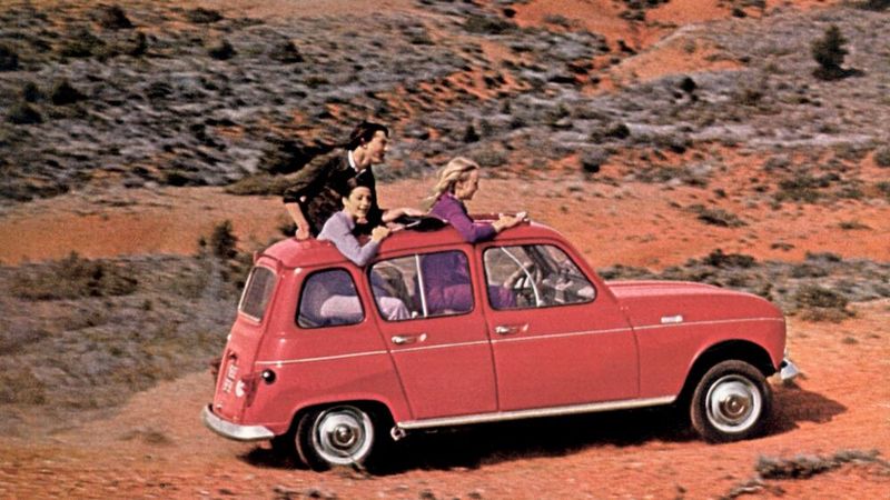 Liebe auf den zweiten Blick: Der pragmatische Renault 4 polarisierte 1961, avancierte aber dann zur millionenfach verkauften klassenlosen automobilen Ikone. Er war das erste Großserienfahrzeug in Kompaktbauweise mit einteiliger, oben angeschlagener Heckklappe („fünfte Tür“) und der erste Renault-Pkw mit Frontantrieb. Ende 1988 wurden die letzten R4 GTL nach Deutschland importiert, da Renault Deutschland die gesamte Modellpalette bei den Benzinern auf 3-Wegekatalysator umstellte, und sich die Umrüstung bei den inzwischen geringen Stückzahlen nicht mehr lohnte.  (Bild: Renault)