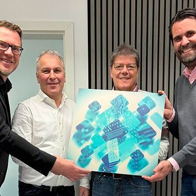 (V. l.) Sascha Kurth (CFO/CCO Citadelle Systems), Thomas Broschard und Jens Hochhuth (Geschäftsführer der HuBCom) sowie Christopher Decker (CEO Citadelle Systems) (Bild: Citadelle Systems)