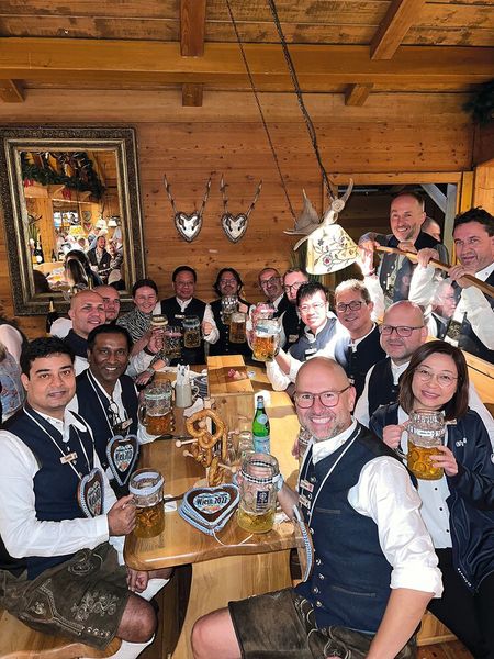 Das internationale ZOTAC-Team hat sich extra für den Abend eine Tracht besorgt. Fesch Jungs! (Bild: Vogel IT-Medien GmbH)