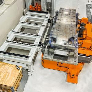 Übergabe an den Werkzeugwechselwagen.(Bild:  Genkinger)