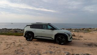 Ein Schiff wird kommen? Nun, so groß ist der Kia EV 3 nun auch wieder nicht. (Bild: Rosenow – VCG)