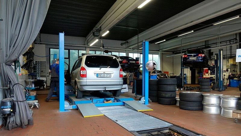 Doch natürlich besteht der größte Teil der Arbeit aus ganz normalen Werkstattaufträgen. (Bild: Rosenow/»kfz-betrieb«)