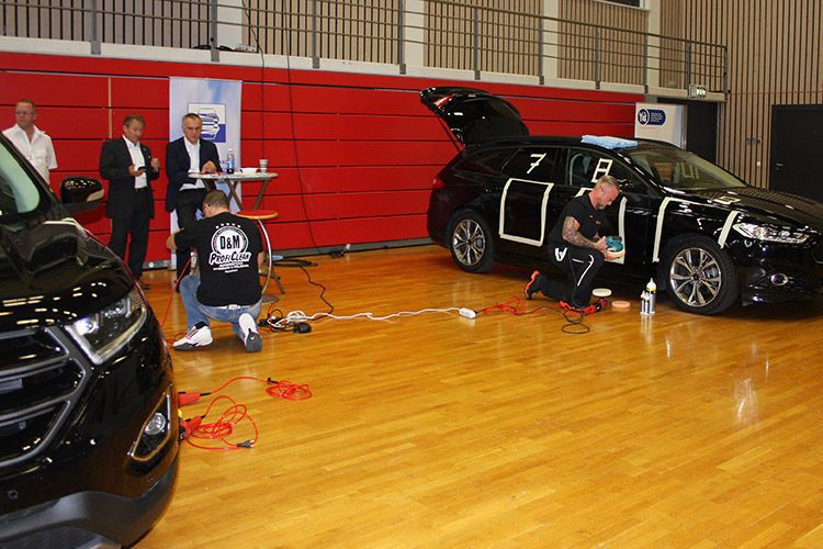 Die Lackflächen der beiden schwarzen Fahrzeuge mussten ohne Hologramm zum Glänzen gebracht werden. (BFA)