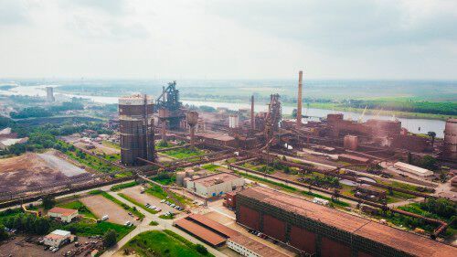 Das Bremer Stahlwerk. Hier soll direkt reduziertes Eisen (Eisenschwamm) mit grünem Wasserstoff erzeugt werden. Daraus wird dann künftig CO2-armer Stahl in Bremen und Eisenhüttenstadt produziert.(Bild:  Arcelormittal)