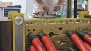 Der Aufbau zur inkrementellen elektromagnetischen Umformung mit Werkzeug (oben) und Stromspulen (unten). (Fraunhofer-IWU)