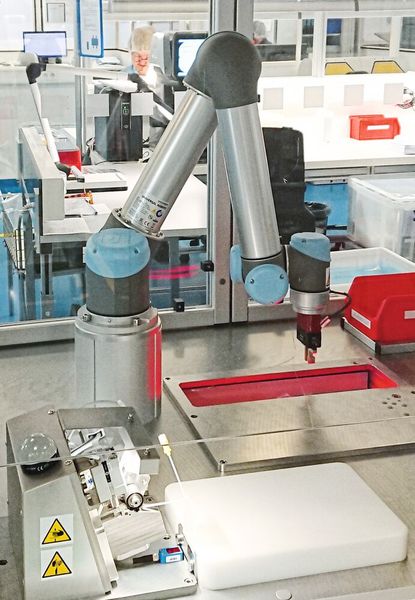 Anwender können im MRK-Labor Roboter applikationsspezifisch vortesten lassen und bekommen so eine Empfehlung für einen geeigneten Roboter. (Bild: Synektar für EDAG )