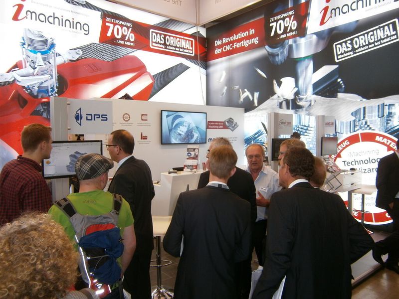 Unterwegs mit der Messeleitung und dem Ministerialdirektor zu ausgewählten Präsentationen auf der Moulding Expo. (Bild: Königsreuther)