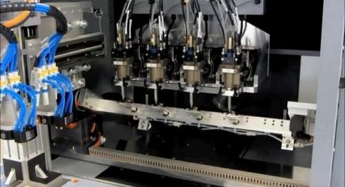 Ein 3D-Drucker fertigt Antennen für vier Geräte-Gehäuse. (Bild: Optomec)