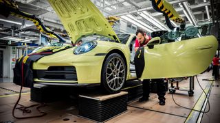 Porsche-Chef Oliver Blume hat weitere Sparpläne für den Sportwagenhersteller angekündigt. (Bild: Porsche)