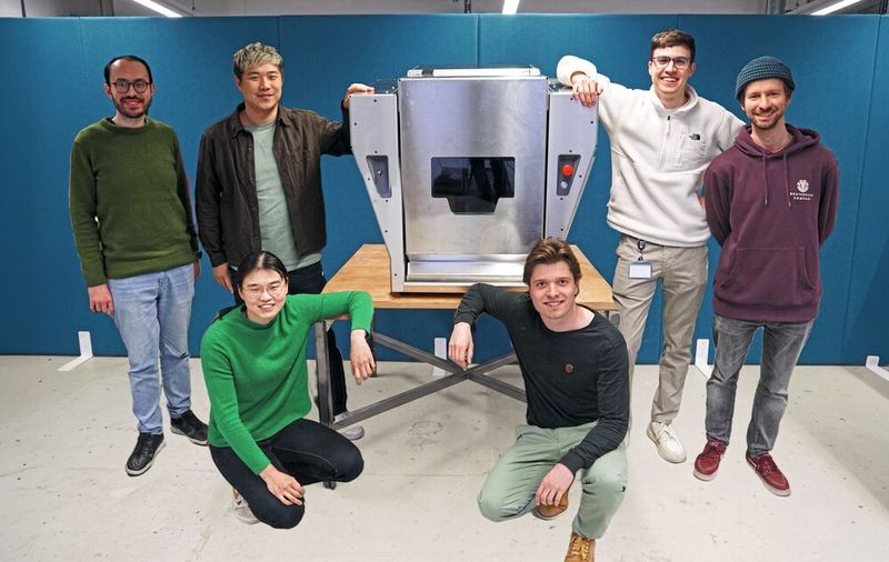 The Eigenblue team with the eigenScan (from left to right): Ata Keşfeden, Shiyue Liu, Qiao Qiao, Johannes Zimmerer, Raphael Joppi and Tizian Unkauf. (Image:Eigenblue GmbH)
