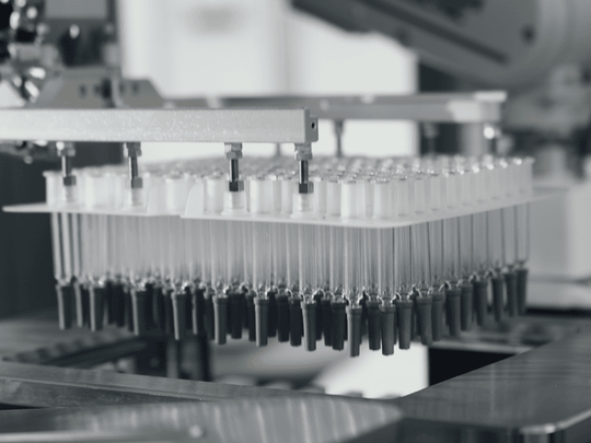 Bis zu 600 Produkte pro Minute können mit der Zelle palettiert werden. (Bild:  Robotronic / Mitsubishi Electric)