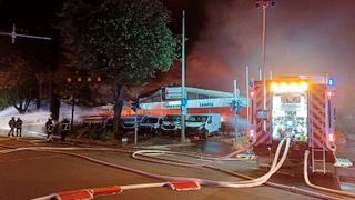 Auch nachdem der Autohausbrand gelöscht war, ging der Einsatz weiter. (Bild: Stadt Landau)