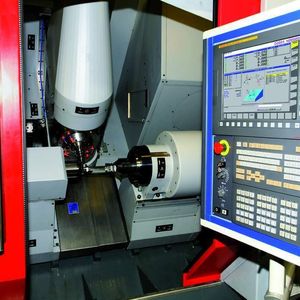 Bild 2: Die HSTM300 von Hamuel erlaubt das Zerspanen hochwertiger, freigeformter Oberflächen. In die CNC der Serie 31i-A5 integriert ist die Funktion 3D-Interference-Check, die das Werkstück und die im Bearbeitungsraum befindlichen Komponenten vor Kollisionen schützt.