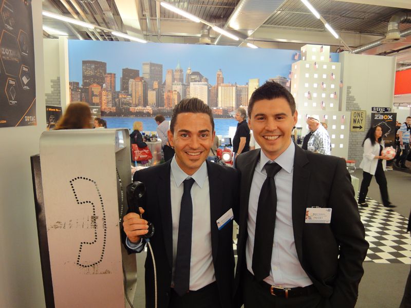 Romeo Gramaglia, PNY, und Mentor Sefedini, Ingram Micro, fragen sich, ob man auch Grafikkarten einbauen kann. (Archiv: Vogel Business Media)