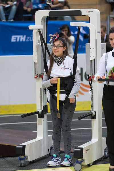 Die stolze Siegerin im robotischen Exoskelettparcours präsentiert ihre Medaille. (ETH Zürich / Nicola Pitaro)