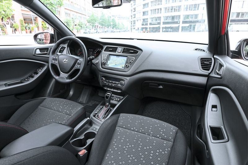 In Sachen Assistenzsysteme hat der Koreaner aufgerüstet: Eine City-Notbremsfunktion ist jetzt ebenso zu haben wie eine Spurhaltehilfe, die den Kleinen automatisch mittig zwischen den Fahrbahn-Markierungen hält und bei drohendem Abweichen selbsttätig zurücklenkt.  (Hyundai)
