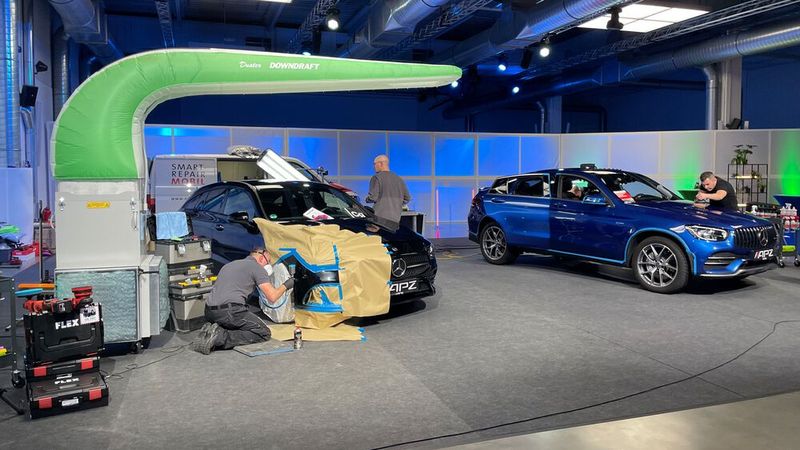 Die Profis von APZ bereiteten vor den Augen des kritischen Kongresspublikums zwei Gebrauchtwagen für B2C und B2B auf. (Bild: Achter – VCG)