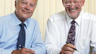 Pensioniert, aber noch voll dabei: Thomas Heinz (links) und Dr. Alfred Odendahl leiten den Bosch Management Support und vermitteln die Dienste von Senior-Beratern. Bild: Bosch (Archiv: Vogel Business Media)