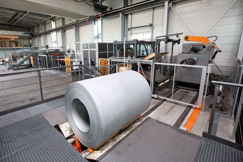 Bild 3: Automatische Materialzuführung an eine Haspel. In der Sicherheitsmatrix wird für jeden Maschinenbereich ein Abschaltkreis zur Überwachung der Zugänge definiert. (Bild: Sick)