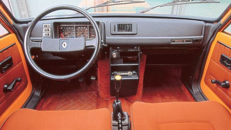 Späteres Armaturenbrett und, ebenfalls im Gegensatz zum R4, mit chicken Stoffen ausgestatteter Innenraum. (Renault)