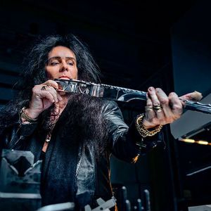 „Das Wichtigste für mich ist der Gitarrenhals," sagt Yngwie Malmsteen, der hier die Geradheit überprüft.