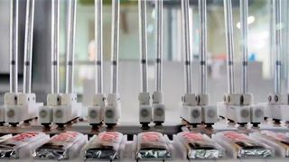 Der Schweizer Schokoriegelherstellers Kägi hat sich das Ziel gesetzt, bis 2024 vollständig digitalisiert zu produzieren. Ein wichtiger Schritt darauf zu ist die automatisierte Produktionsplanung. Unterstützt wird Kägi von der axeed AG. (Bild: Kägi)