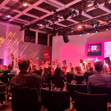 Die Veranstaltungsteilnehmerinnen und -nehmer positionieren sich klar zur Debatte um gendergerechte Medizin. Zu Beginn der Bühnendiskussion wurde abgestimmt. (Bild: © Serina Sonsalla)