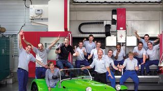 Top motiviert, dynamisch, kompetent, so zeigt und präsentiert sich das IBOR-Team und erreicht damit eine hohe Kunden-  und Mitarbeiterzufriedenheit. Rechts im Bild ist eine CNC-gefertigte Platte, eine der Kernkompetenzen der IBOR AG. (Bilder: Thomas Entzeroth)