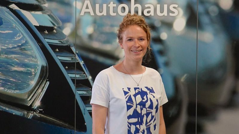 Die 33-jährige Geschäftsführerin setzt bereits eigene Akzente: Wichtig ist für sie eine positive und empathische Unternehmensführung; auch die Gesundheit und Zufriedenheit der Mitarbeiter liegen ihr am Herzen. Davon und von der allgemeinen Unternehmensstrategie des Betriebs konnte sich jetzt die Jury des Deutschen Werkstattpreises überzeugen. (Bild: Rosenow – VCG)