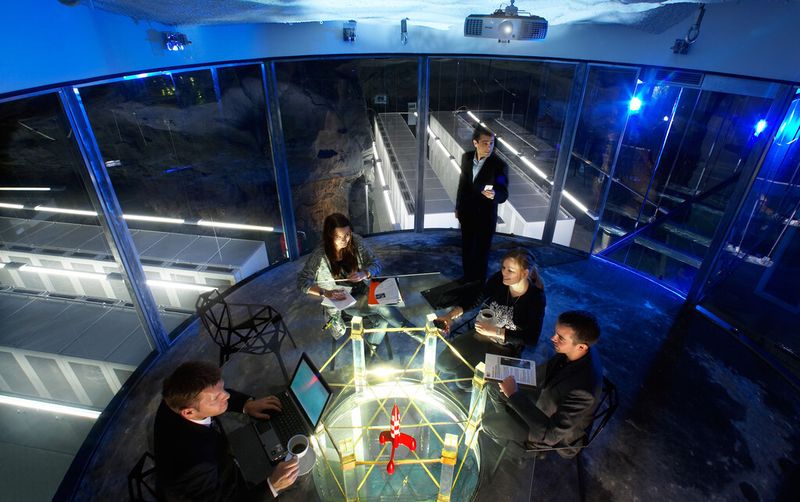 Pionen White Mountains ist das größte Rechenzentrum des schwdischen Internet Service Providers Bahnhof AB. Es wurde in einem ehemaligen Zivilschutzbunker eingerichtet und befindets ich unter rund 30 Metern Fels unterhalb des Parks „Vita bergen (Weiße Berge)“ im Stockholmer Innenstadtbezirk Södermalm. (www.bahnhof.net)