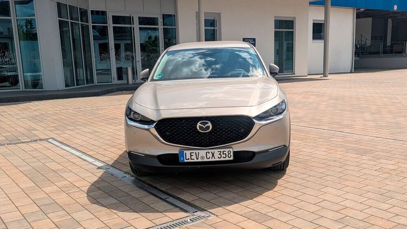 7. Komfort: Der CX-30 bietet diverse Annehmlichkeiten und Features schon in den unteren Ausstattungen. Das Head-up-Display ist zum Beispiel immer an Bord. Ab der zweiten Linie Centre gibt es ein schlüsselloses Zugangssystem, das automatisch ver- und entriegelt, je nachdem, wie weit man sich vom Fahrzeug entfernt. Mit vollen Händen, zum Beispiel nach dem Einkauf, ist das extrem praktisch. (Bild: Simon – VCG)