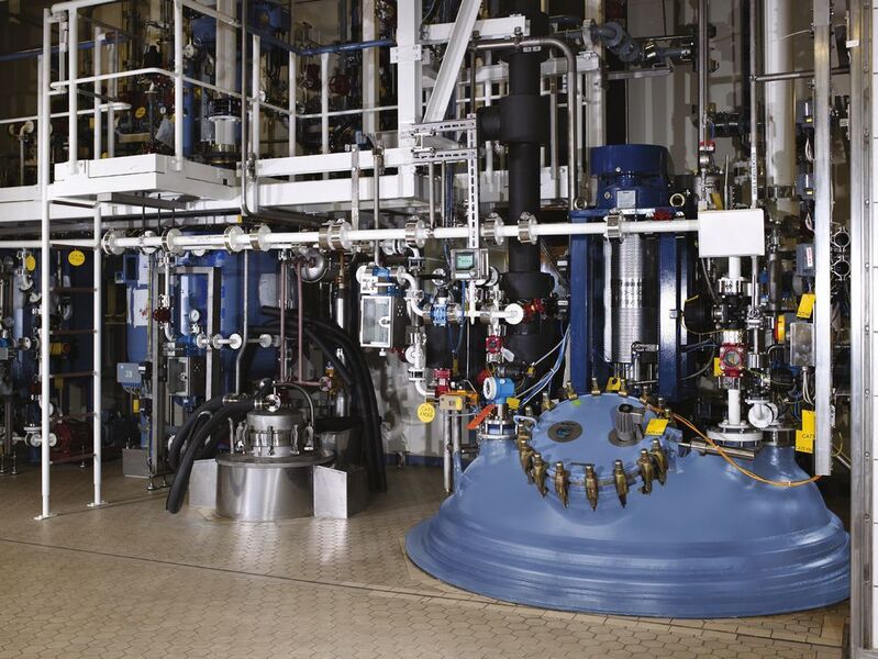 Der cGMP-Betrieb O10 der Saltigo GmbH in Leverkusen wurde im September 2017 gemäß GMP (Good Manufacturing Practice) re-zertifiziert. Die behördlichen Prüfer hatten keinerlei Beanstandungen. Die Abbildung zeigt einen acht Kubikmeter großen Reaktionskessel aus Stahlemail in der Reaktorebene des hoch moderne Vielzweckbetriebs zur Herstellung pharmazeutischer Wirkstoffe und Zwischenprodukte. (Saltigo)