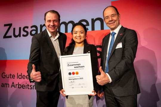 Tingting Brengelmann (Bildmitte) , CDC-Leiterin für Hochschul- und Berufsbildungsprogramme, nahm den Preis entgegen.(Bild:  Deutschland - Land der Ideen/Bernd Brundert)