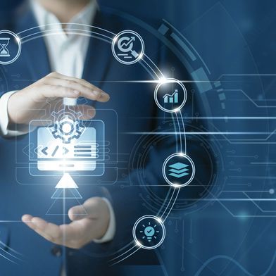 Application Lifecycle Management (ALM) steht für eine Kombination von Personen, Tools und Prozessen, die den Lifecycle eines Artefakts von der Entwicklung bis zum End of Life verwalten.  (Bild: © Theyone – stock.adobe.com)
