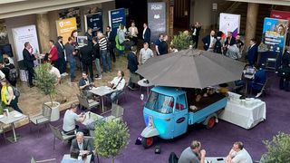 Auf der Piazza der ISX IT-Security Conference der Vogel IT-Akademie lässt es sich hervorragend miteinander reden. Der ideale Platz für Erfahrungsaustausch und das Knüpfen neuer Kontakte. (Bild: Vogel IT-Akademie)
