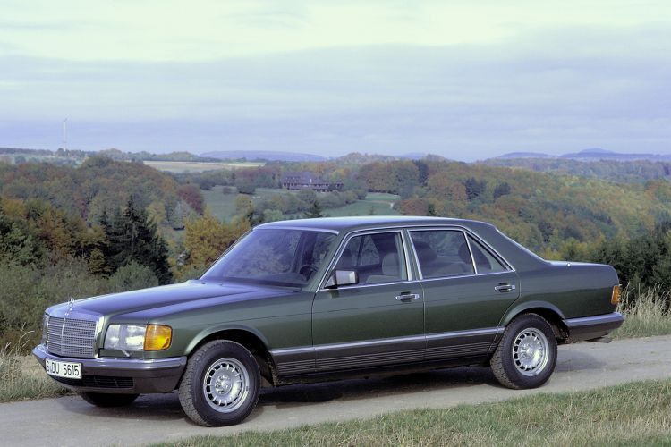 Urmodell der S-Klasse W126 mit den charakteristischen „Sacco-Brettern“. Die Schutzplanken aus Kunststoff entstammen der Designerfeder von Bruno Sacco. (Foto: Daimler)