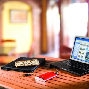 Iomega hat das Design der Ego-Reihe überarbeitet: Die 2,5-Zoll-Festplatten sind nun in einem kirschroten Gehäuse mit verchromten Endstücken untergebracht.