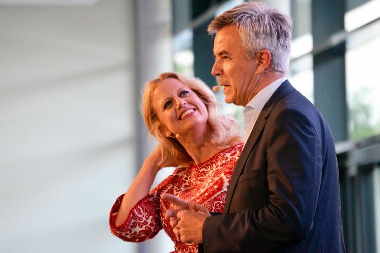 Auch BMW-Vorstand Peter Schwarzenbauer blieb nicht unbeeindruckt von der Charme-Offensive der Entertainerin. (Bild: Rehberg / »kfz-betrieb«)