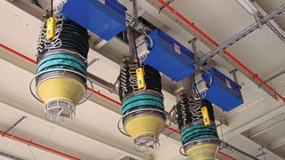 Der Teleskopverlader in der Ausführung ZG mit doppelwandigem Balg führt Stäube aus der Kunststoffverarbeitung einfach und sicher ab.  (Bild: WAM )