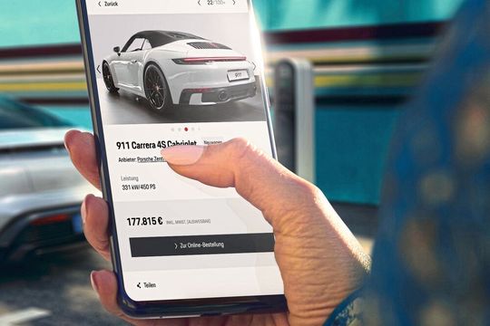 Durchgängig digital ist der Kaufprozess in Porsches neuem Vertriebskanal noch nicht. Die Kundenlegitimation und der finale Vertragsabschluss finden beim Händler statt. Die Leasinganfrage an die Herstellerbank ist unverbindlich. Durchgängig digital ist der Kaufprozess in Porsches neuem Vertriebskanal noch nicht. Die Kundenlegitimation und der finale Vertragsabschluss finden beim Händler statt. Die Leasinganfrage an die Herstellerbank ist unverbindlich.