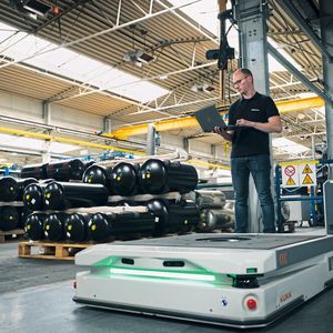 Mobile Roboter, speziell AMR-Plattformen, revolutionieren die moderne Intralogistik. Sie zeichnen sich durch vollständig autonome Navigation ohne feste Infrastruktur aus. (Bild:  Kuka)