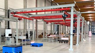 Blick ins CATL-Batteriewerk in Erfurt. Es werden bis 2030 viel mehr Elektroautos unterwegs sein. Die Lithium-Ionen-Batteriefertigung wird also Gas geben. Doch es fehlt an Lagerfläche und einheitlichen Vorgaben zur Lagerung der heiklen Energiepakete, betont Logivest. Hier Details... (Bild: Logivest)