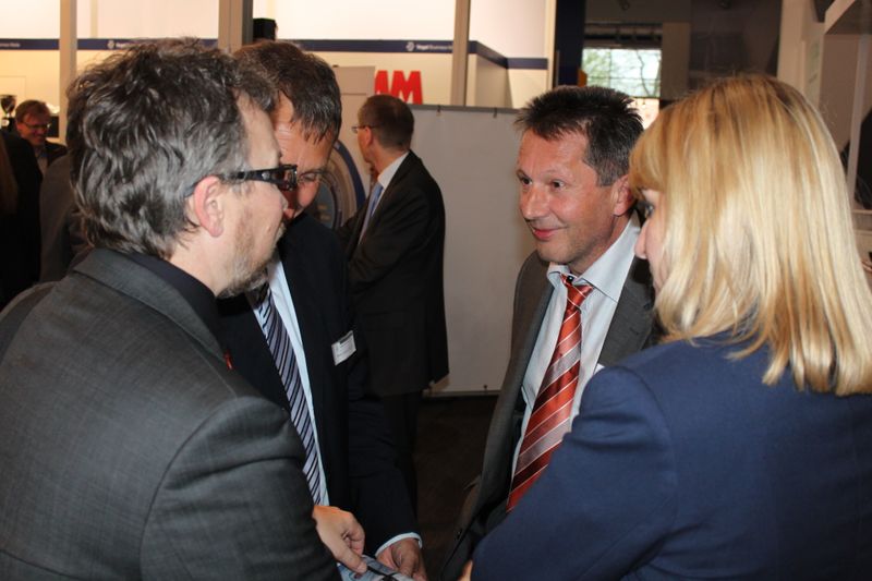 Am Dienstagabend wurde bei der Vogel Business Media am Messe-Stand in Halle 9 traditionell auf eine erfolgreiche Hannover Messe 2014 angestoßen. Gute Gespräche und Live-Musik von der Band „Famos“ sorgten bei den zahlreichen Standpartygästen für eine ausgelassene Stimmung. (Siegl/Vogel Business Media)