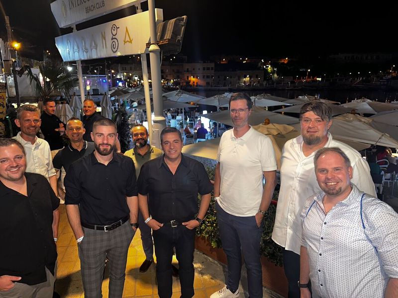 Die Jungs sind noch hellwach und neugierig, was iiyama sich jetzt noch für ein Programm ausgedacht hat. (Bild: Vogel IT-Medien )