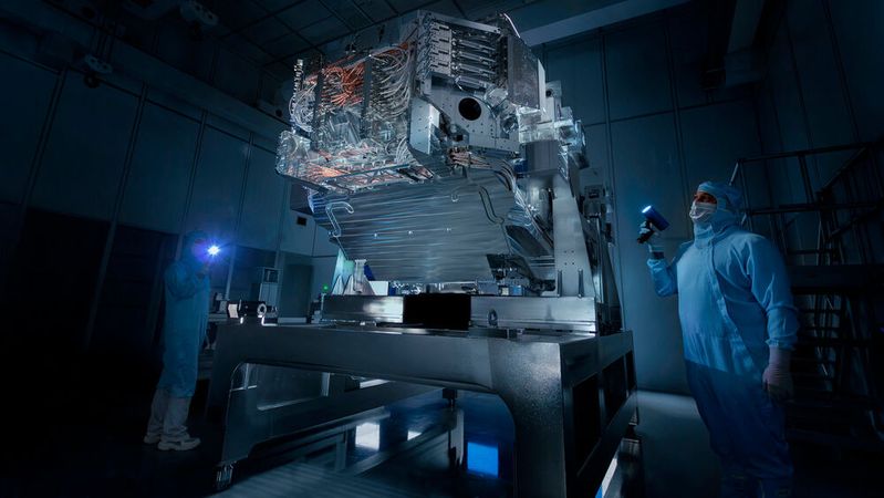 Black light control of the ZEISS projection optics for the High-NA-EUV lithography. The heart of the lithography machine consists of more than 40,000 parts and weighs around twelve tons.(Source:  Photo: Courtesy of ZEISS)